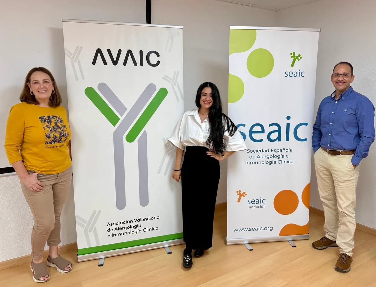 Miembros de AVAIC en un stand informativo de la asociación