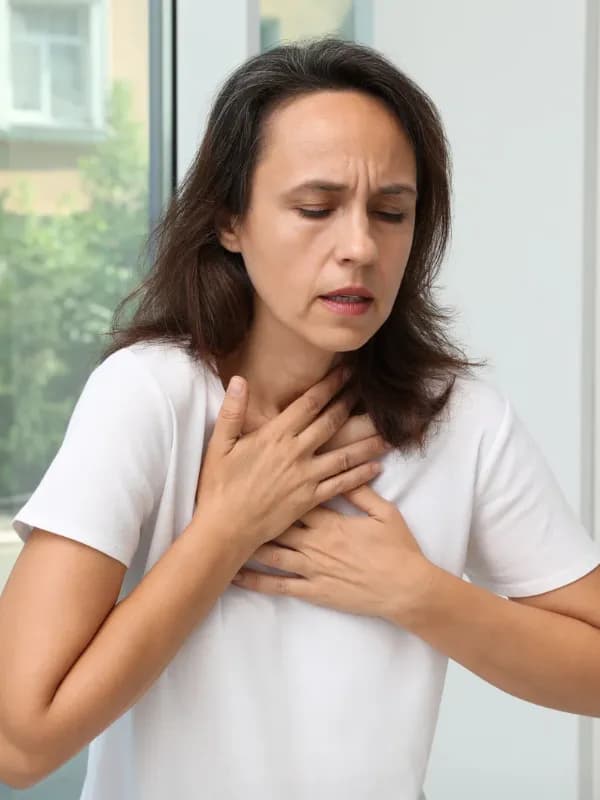 Persona con dificultad respiratoria por una reacción alérgica