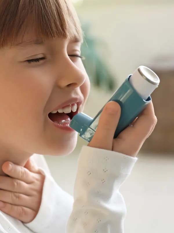Niño usando un inhalador para el asma